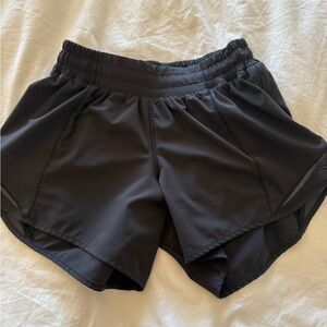 Women's Lululemon Hotty Hot Low-Rise Shorts 4.0”